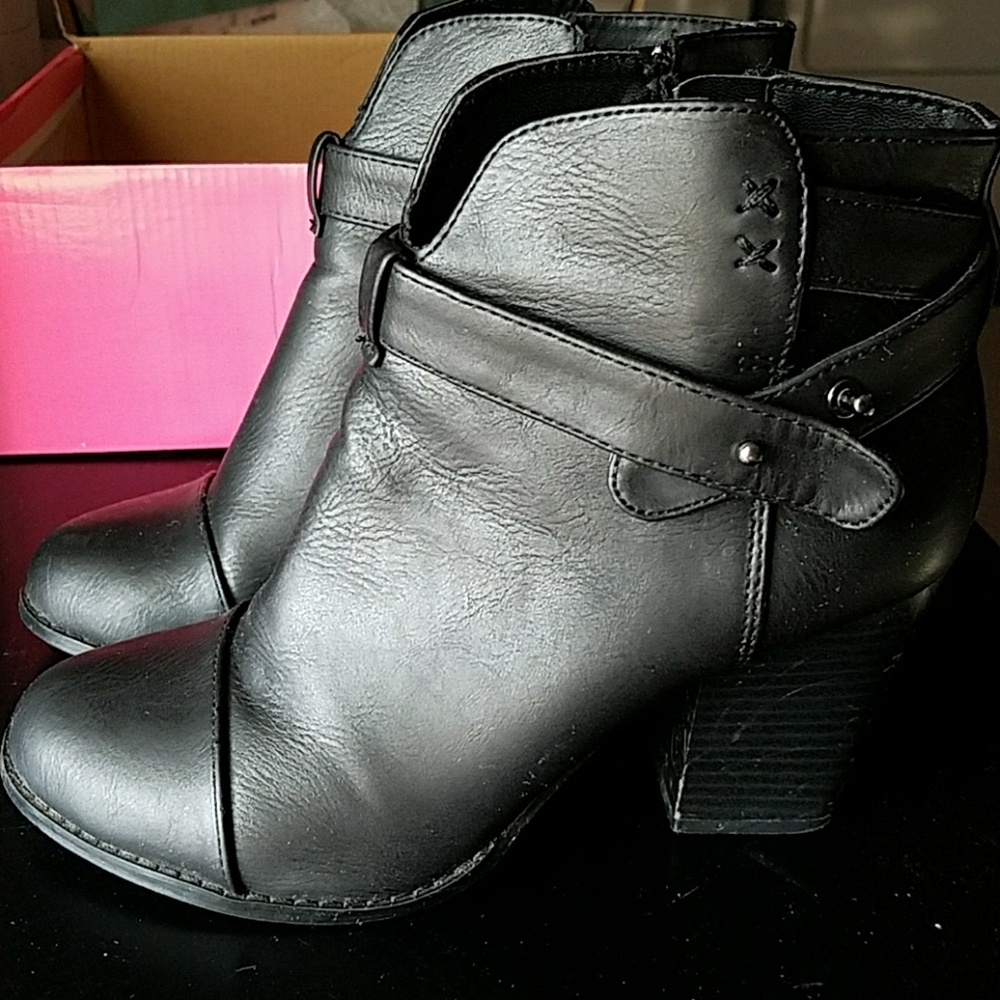 Size 6 womens black booties